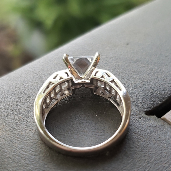 1 carat  Wedding or Engagement Ring - Picture 3 of 4